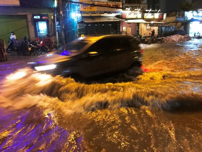Sài Gòn ngập kinh hoàng, nước lênh láng tràn vào nhà dân - ảnh 1