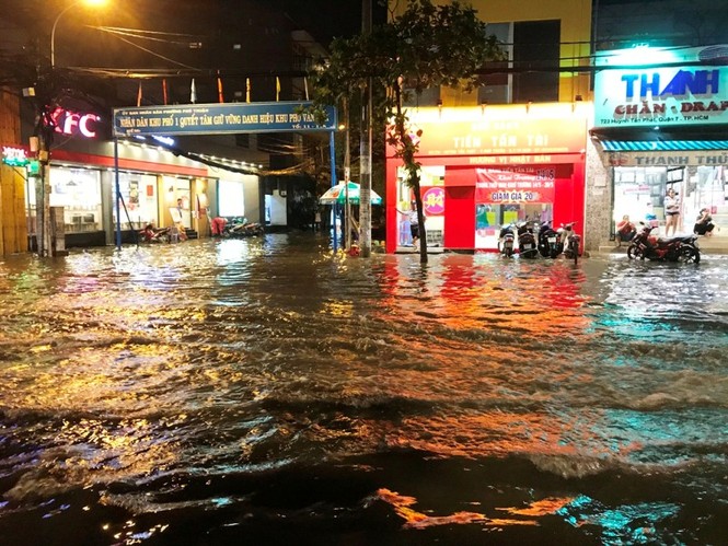 Sài Gòn ngập kinh hoàng, nước lênh láng tràn vào nhà dân - ảnh 8
