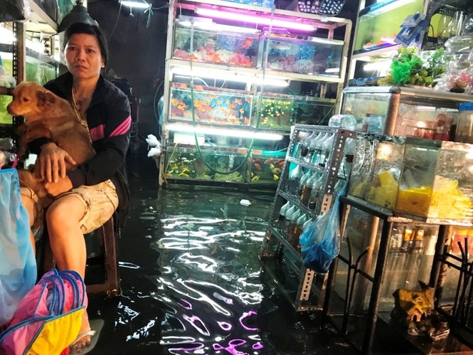 Sài Gòn ngập kinh hoàng, nước lênh láng tràn vào nhà dân - ảnh 9