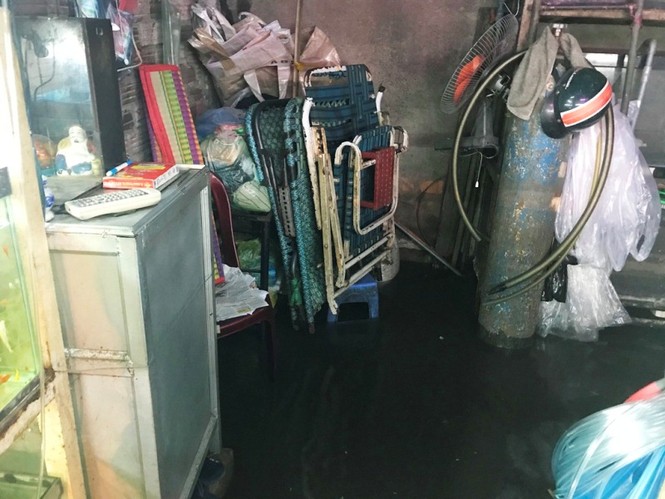 Sài Gòn ngập kinh hoàng, nước lênh láng tràn vào nhà dân - ảnh 11