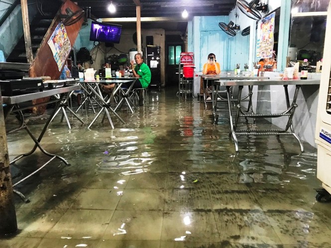 Sài Gòn ngập kinh hoàng, nước lênh láng tràn vào nhà dân - ảnh 12