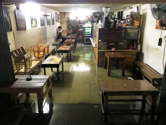 Sài Gòn ngập kinh hoàng, nước lênh láng tràn vào nhà dân - ảnh 13
