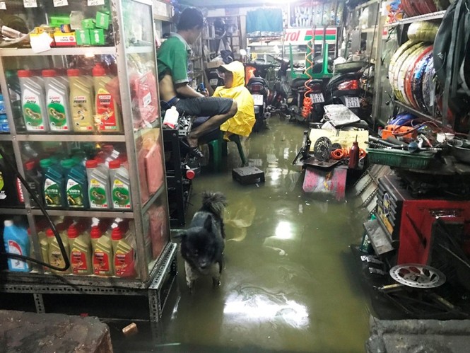 Sài Gòn ngập kinh hoàng, nước lênh láng tràn vào nhà dân - ảnh 14