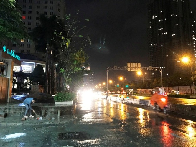 Sài Gòn ngập kinh hoàng, nước lênh láng tràn vào nhà dân - ảnh 18