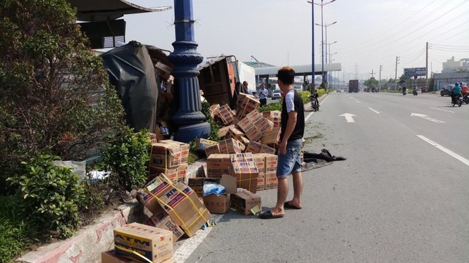 Xe tải lật ngang, cày nát dải phân cách trên xa lộ Hà Nội - ảnh 1