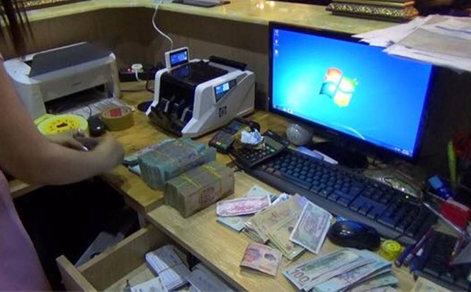 Phá sòng bạc đội lốt Poker ở Sài Gòn, tạm giữ nhiều đại gia - ảnh 2