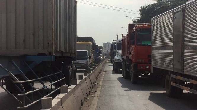 Quốc lộ 1A tê liệt vì sơn đổ đầy đường - ảnh 2