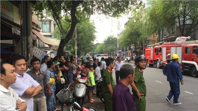 Cháy lớn ở trung tâm Sài Gòn, nhiều người tháo chạy tán loạn - ảnh 2