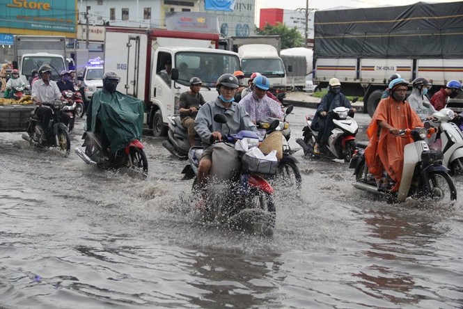 Mưa nhỏ cũng khiến đường Sài Gòn ngập lênh láng - ảnh 4