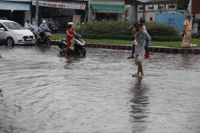 Mưa nhỏ cũng khiến đường Sài Gòn ngập lênh láng - ảnh 6