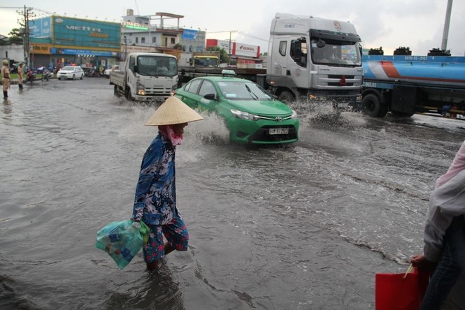 Mưa nhỏ cũng khiến đường Sài Gòn ngập lênh láng - ảnh 5