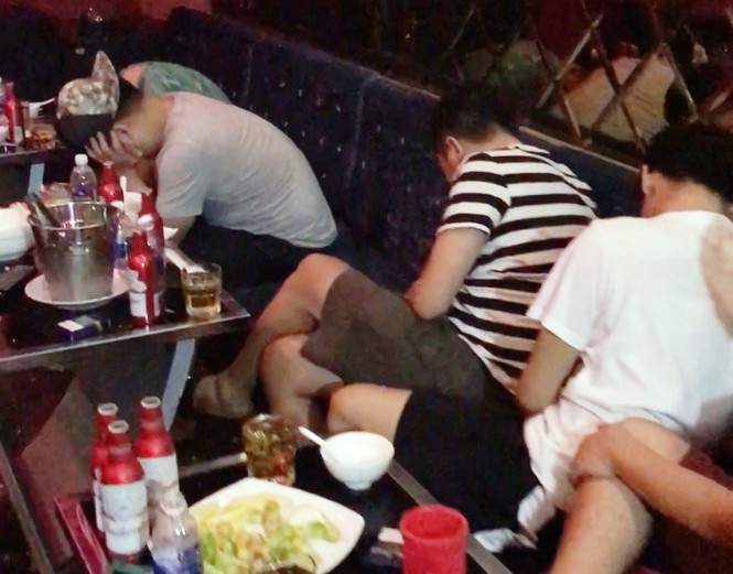 Hàng chục tiếp viên múa khiêu dâm trong nhà hàng trung tâm Sài Gòn - ảnh 11