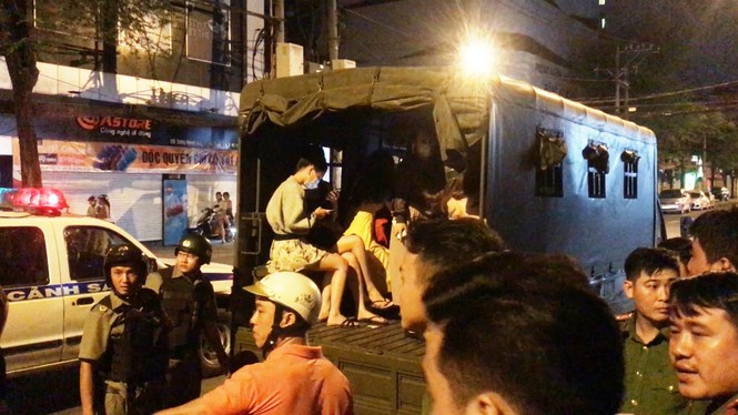 Hàng chục tiếp viên múa khiêu dâm trong nhà hàng trung tâm Sài Gòn - ảnh 12