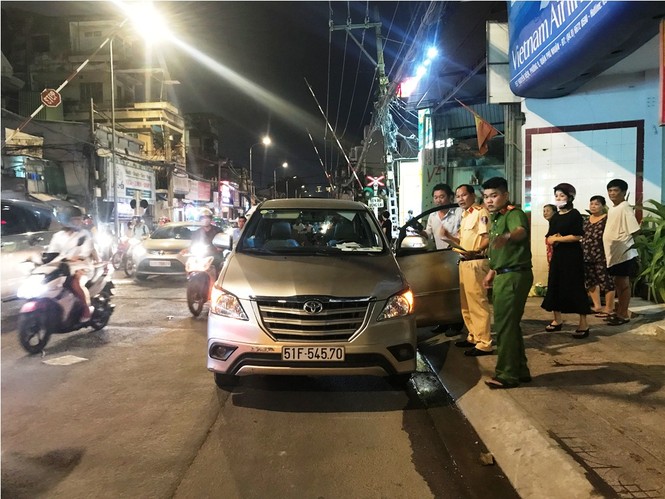 Ôtô tông văng gác chắn tàu ở Sài Gòn, tài xế thoát chết gang tấc - ảnh 2