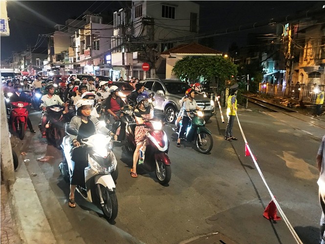 Ôtô tông văng gác chắn tàu ở Sài Gòn, tài xế thoát chết gang tấc - ảnh 1
