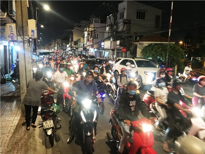 Ôtô tông văng gác chắn tàu ở Sài Gòn, tài xế thoát chết gang tấc - ảnh 3