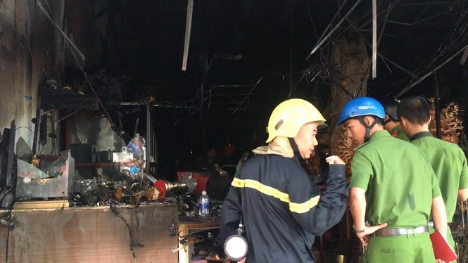 Cửa hàng gốm sứ cháy ngùn ngụt ở Sài Gòn lúc sáng sớm - ảnh 3