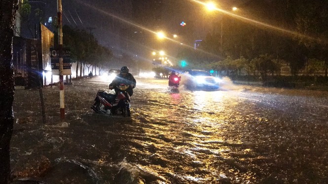 Sài Gòn ngập kinh hoàng trong cơn mưa giữa đêm - ảnh 1
