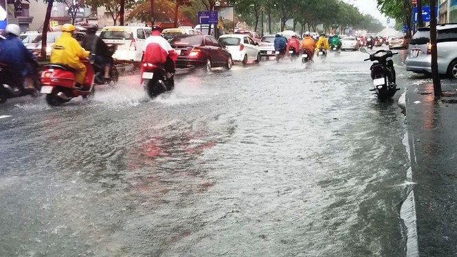 Giao thông cửa ngõ Tân Sơn Nhất tê liệt sau cơn mưa - ảnh 5
