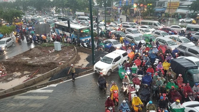 Giao thông cửa ngõ Tân Sơn Nhất tê liệt sau cơn mưa - ảnh 9