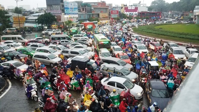 Giao thông cửa ngõ Tân Sơn Nhất tê liệt sau cơn mưa - ảnh 6