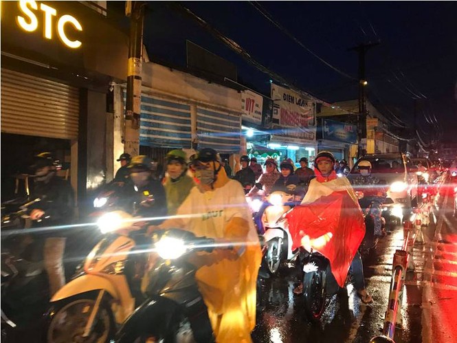 Giao thông cửa ngõ Tân Sơn Nhất tê liệt sau cơn mưa - ảnh 13