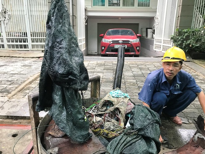 Nhiều 'dị vật khủng' dưới cống thoát nước ở rốn ngập Sài Gòn - ảnh 4