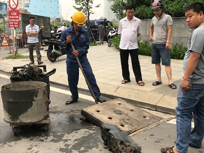 Nhiều 'dị vật khủng' dưới cống thoát nước ở rốn ngập Sài Gòn - ảnh 1