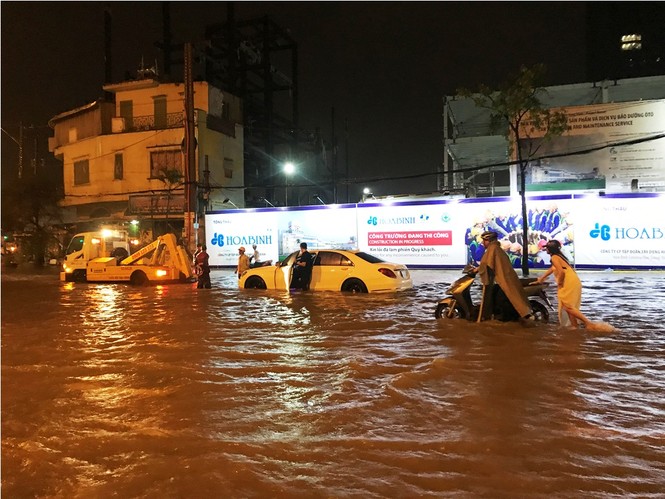 Sài Gòn ngập kinh hoàng trong cơn mưa giữa đêm - ảnh 10
