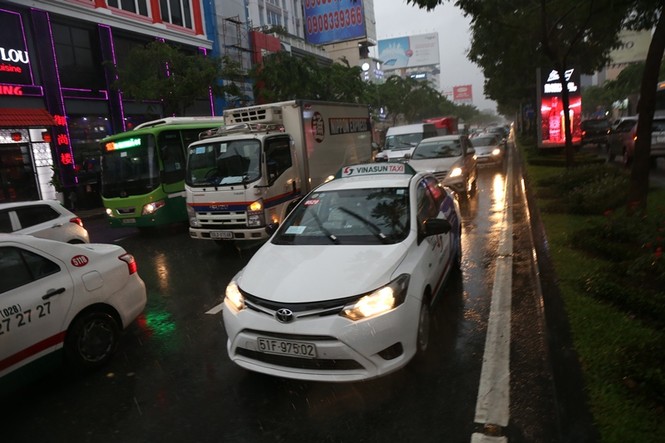 Giao thông cửa ngõ Tân Sơn Nhất tê liệt sau cơn mưa - ảnh 11