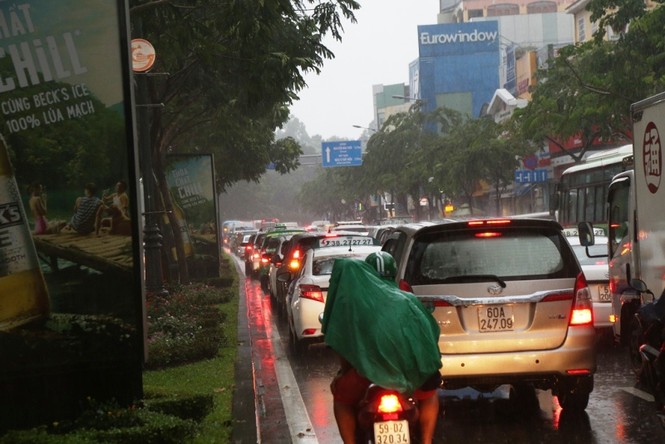 Giao thông cửa ngõ Tân Sơn Nhất tê liệt sau cơn mưa - ảnh 7