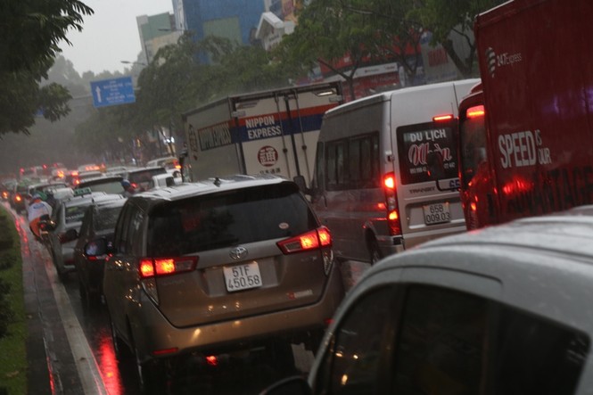 Giao thông cửa ngõ Tân Sơn Nhất tê liệt sau cơn mưa - ảnh 10