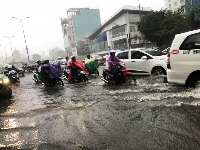 Giao thông cửa ngõ Tân Sơn Nhất tê liệt sau cơn mưa - ảnh 2