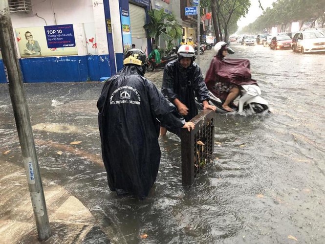 Giao thông cửa ngõ Tân Sơn Nhất tê liệt sau cơn mưa - ảnh 3