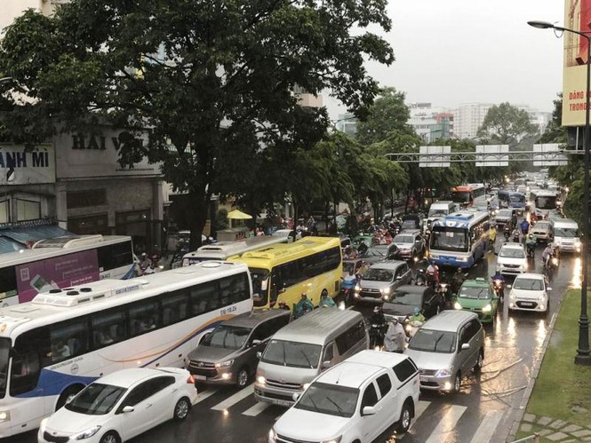 Giao thông cửa ngõ Tân Sơn Nhất tê liệt sau cơn mưa - ảnh 8