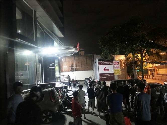 Rơi từ nhà cao tầng xuống đất, nam bảo vệ tử vong - ảnh 1