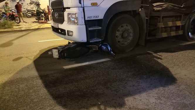 Bị chặn đầu khi chạy vào đường cấm, xe đầu kéo cuốn xe máy vào gầm - ảnh 1