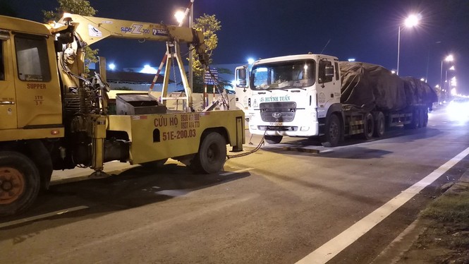 Bị chặn đầu khi chạy vào đường cấm, xe đầu kéo cuốn xe máy vào gầm - ảnh 2