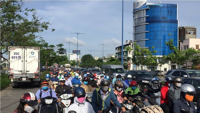 Cửa ngõ Sài Gòn tê liệt vì xe tải chở dừa lật ngang đường - ảnh 2