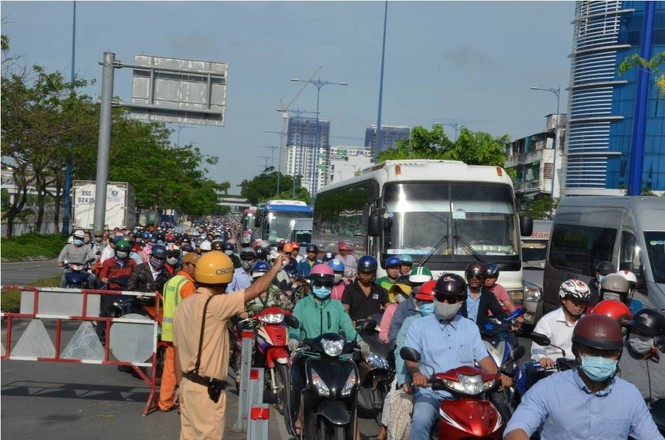 Cửa ngõ Sài Gòn tê liệt vì xe tải chở dừa lật ngang đường - ảnh 4