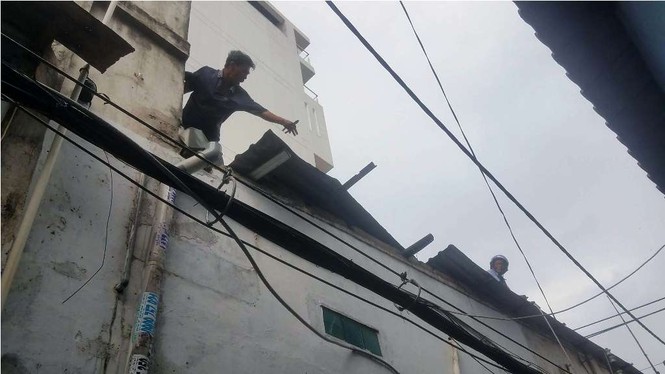 Giông lốc làm cây ngã khắp Sài Gòn, đè bẹp ô tô, lốc mái nhà dân - ảnh 9