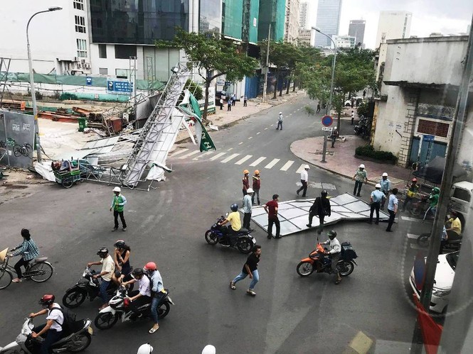 Giông lốc làm cây ngã khắp Sài Gòn, đè bẹp ô tô, lốc mái nhà dân - ảnh 10