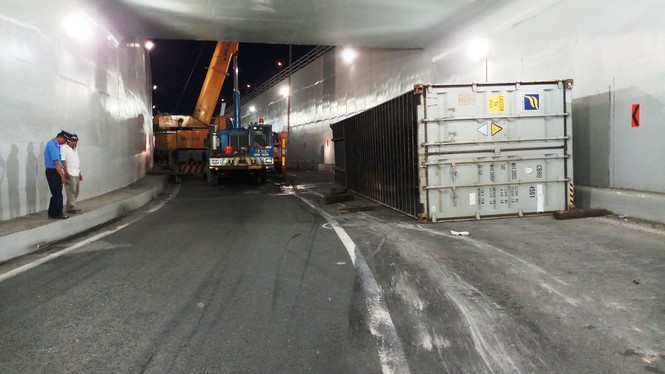 Kinh hãi cảnh xe container lật nhào trong hầm chui ở Sài Gòn - ảnh 2