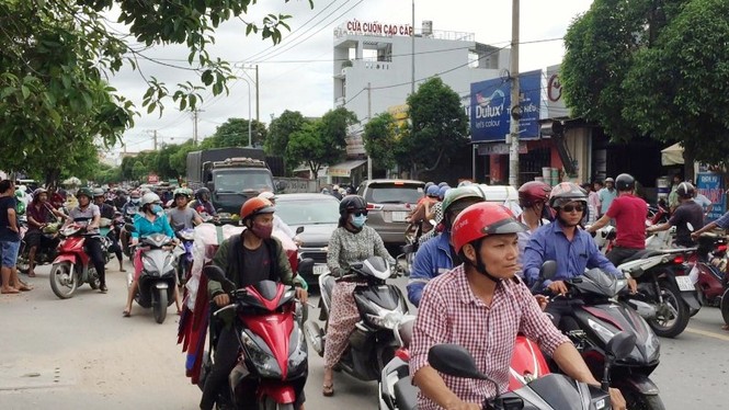 Thanh niên bị xe tải cán tử vong ở Sài Gòn, giao thông ùn tắc kéo dài - ảnh 2