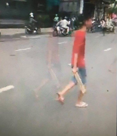 Nhóm thanh niên đập phá xe buýt, xe cảnh sát ở TPHCM bị khởi tố - ảnh 1