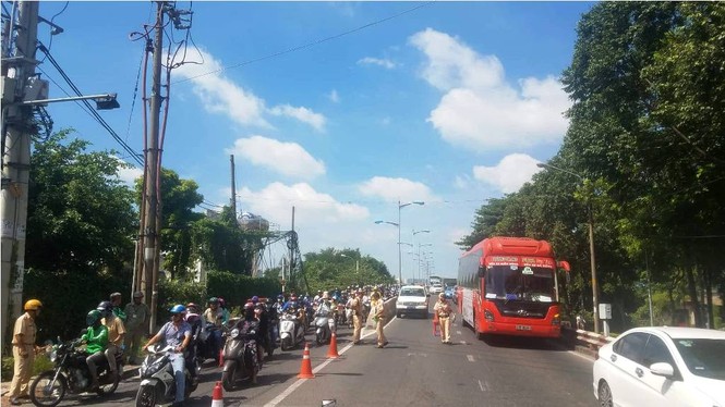 Va chạm xe máy, người đàn ông bị ô tô cán tử vong - ảnh 1
