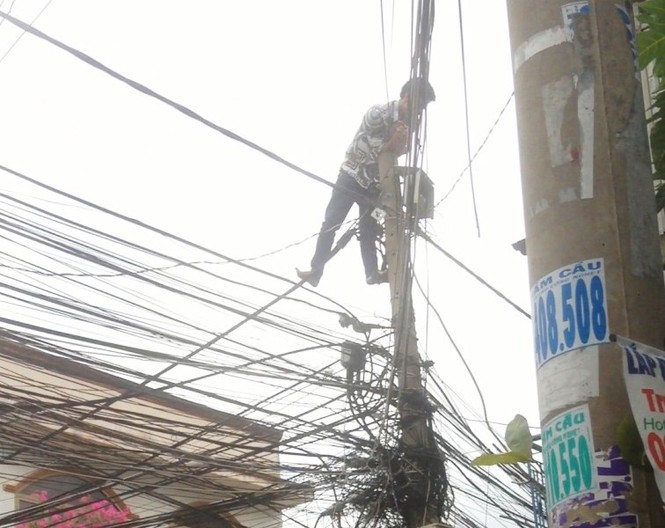 Thanh niên 'ngáo đá' đu dây điện như người nhện - ảnh 1