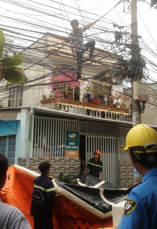 Thanh niên 'ngáo đá' đu dây điện như người nhện - ảnh 2