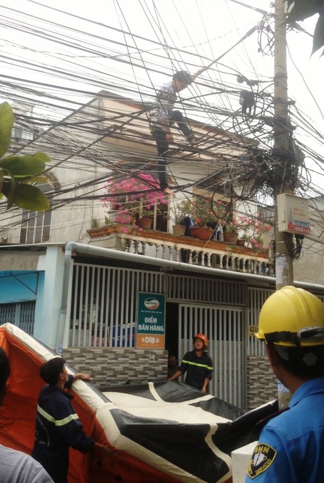 Thanh niên 'ngáo đá' đu dây điện như người nhện - ảnh 3