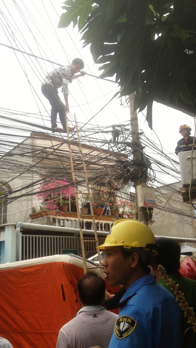 Thanh niên 'ngáo đá' đu dây điện như người nhện - ảnh 4